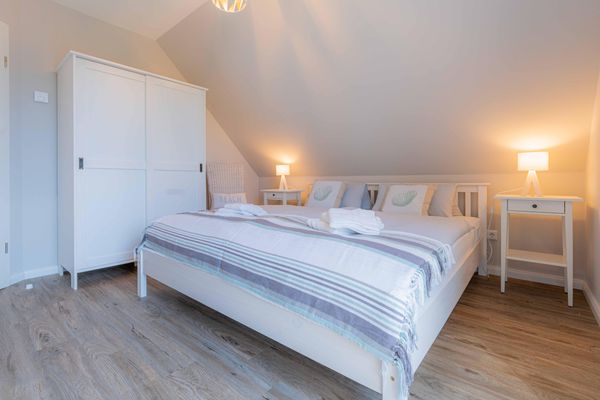  Zweite Heimat Tating - Kleiderschrank