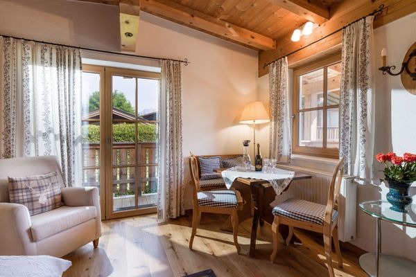  Das Chalet Kleines Appartement mit Garten - by NV-Appartements Kitzbühel - Wohnzimmer