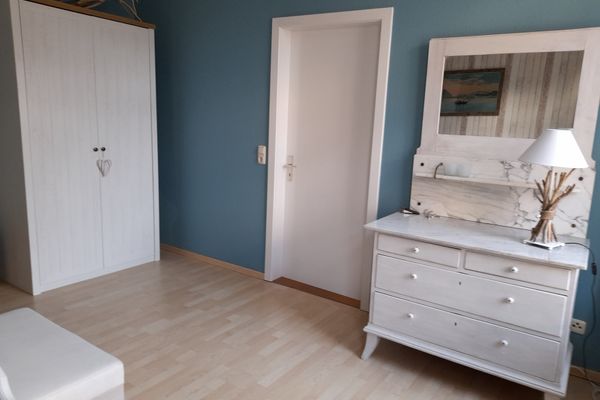  Muschelkästchen EG Tönning - Kleiderschrank