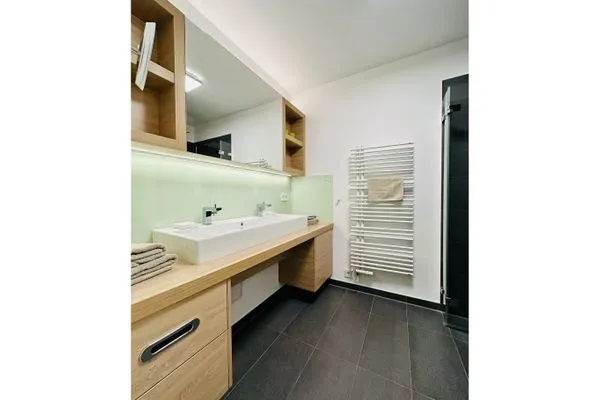 Bad mit zwei Waschbecken und Dusche Logierhaus Friedrich WE 12 - "Dünenglitzern"