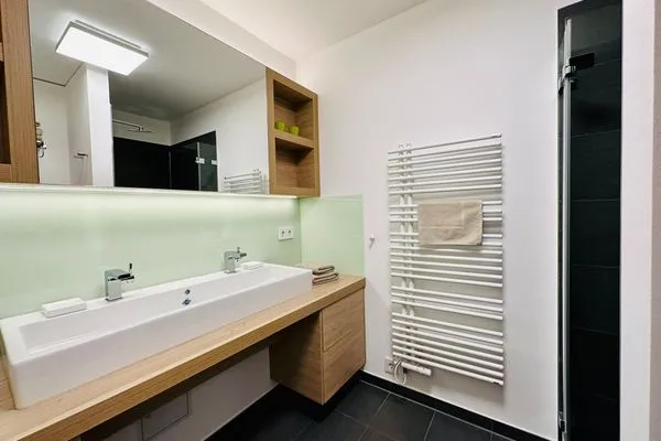 Bad mit zwei Waschbecken und Dusche Logierhaus Friedrich WE 12 - "Dünenglitzern"