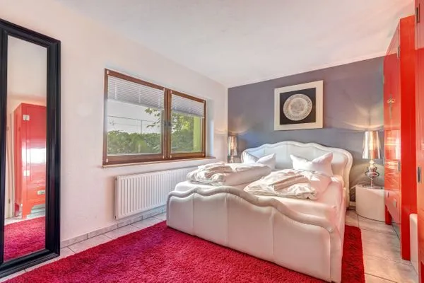 Schlafzimmer mit großen Doppelbett  Ferienwohnung Kieferngrund