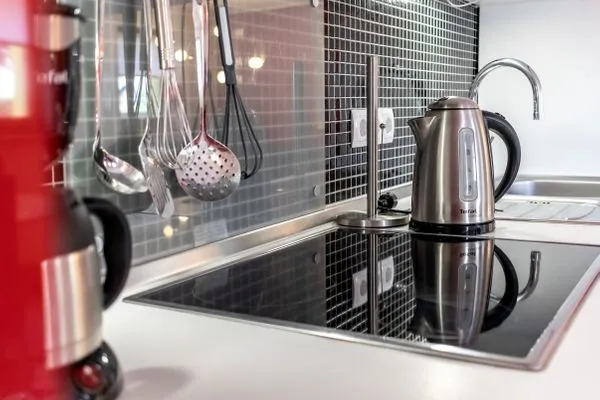 Wasserkocher und Herd  Ferienwohnung Kieferngrund