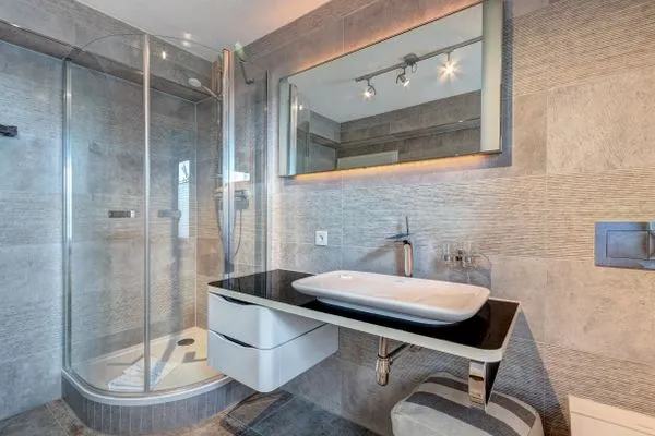 Badezimmer mit Dusche und Waschtisch  Ferienwohnung Kieferngrund