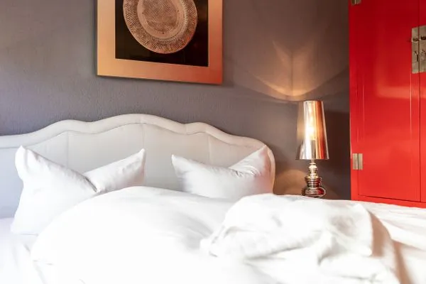 Bett mit Nachttischlampe  Ferienwohnung Kieferngrund