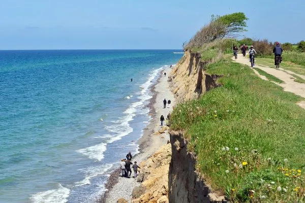 Ferienwohnung Deichkieker Aparthotel Zingst - Steilküste mit Fahrradweg  Deichkieker