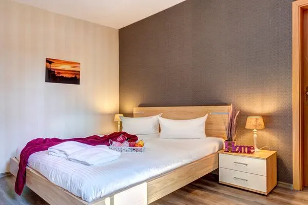 Schlafzimmer mit großen Doppelbett  Ferienhaus Gartenoase