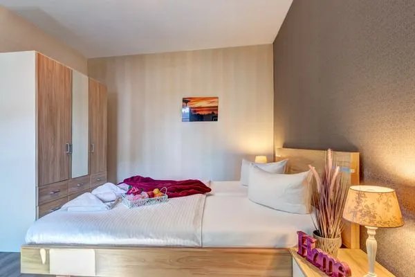 Schlafzimmer mit großen Doppelbett  Ferienhaus Gartenoase