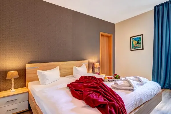 Schlafzimmer mit großen Doppelbett  Ferienhaus Gartenoase