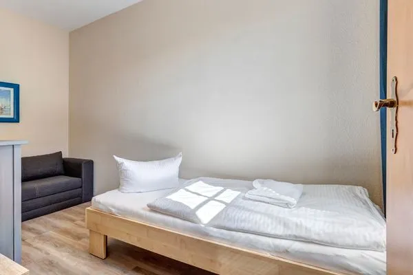 Schlafzimmer mit Einzelbett  Ferienhaus Gartenoase