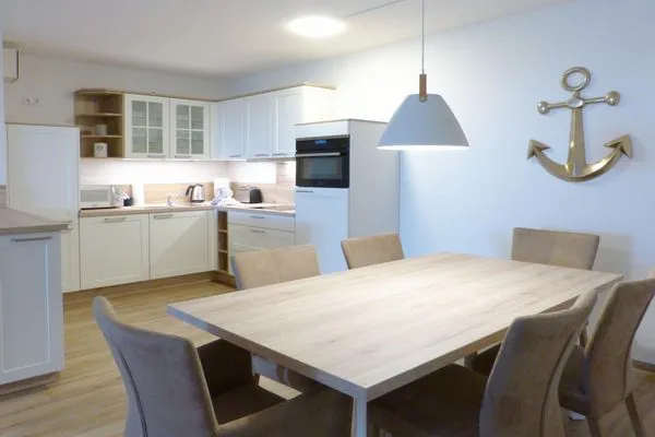 Ferienwohnung Herzog Barnim Aparthotel Zingst - Küchenbereich mit Esstisch  Herzog Barnim