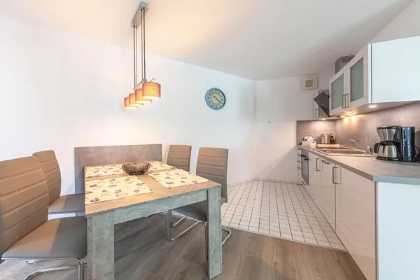 Ferienwohnung Kapitän Ed Aparthotel Zingst - Küchenzeile mit Essecke  Kapitän Ed