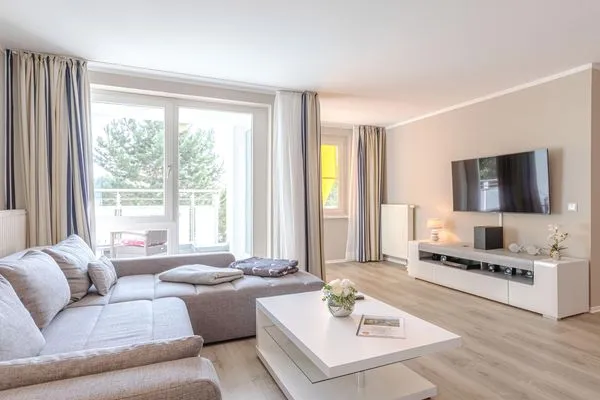 Ferienwohnung Kapitän Ed Aparthotel Zingst - Wohnraummit Sitzgarnitur und TV  Kapitän Ed