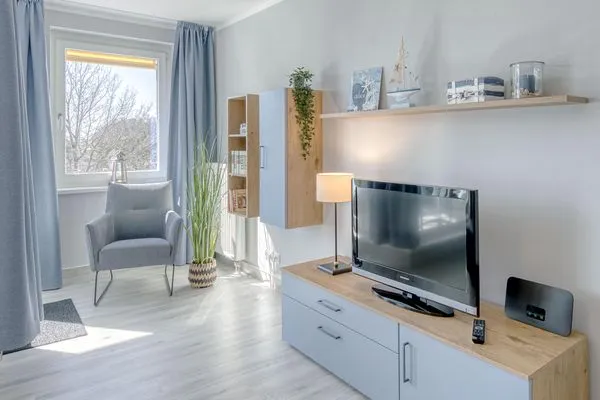 Ferienwohnung MeerZeit Zingst - Wohnraum mit TV  MeerZeit