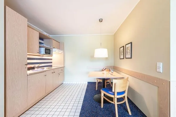 Ferienwohnung Ankerplatz Aparthotel Zingst - Küchenzeile mit Sitzecke  Ankerplatz
