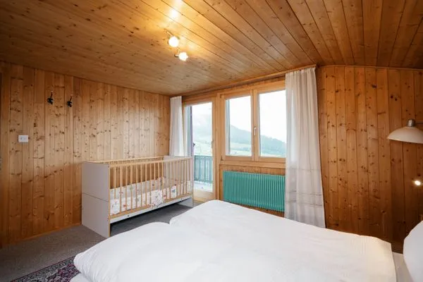 Schlafzimmer mit Doppelbett und Babybett  Apartment Sidonie