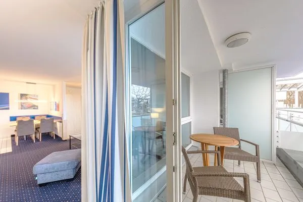 Ferienwohnung Meeresbrise Aparthotel Zingst - Blick vom Balkon ins Wohnzimmer  Meeresbrise