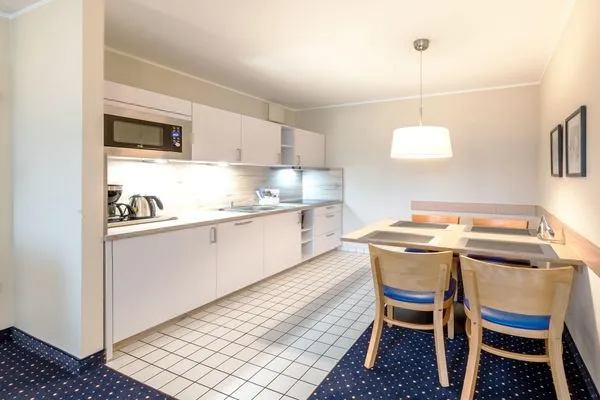 Ferienwohnung Deichblick Aparthotel Zingst - Küchenzeile mit Essbereich  Deichblick