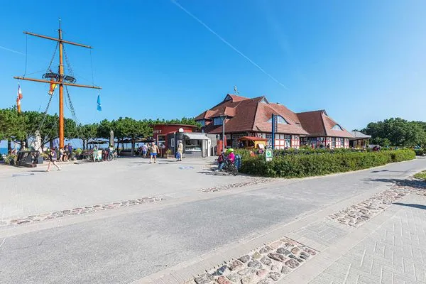 Ferienwohnung Deichblick Aparthotel Zingst - Strandaufgang mit Gastronomie  Deichblick