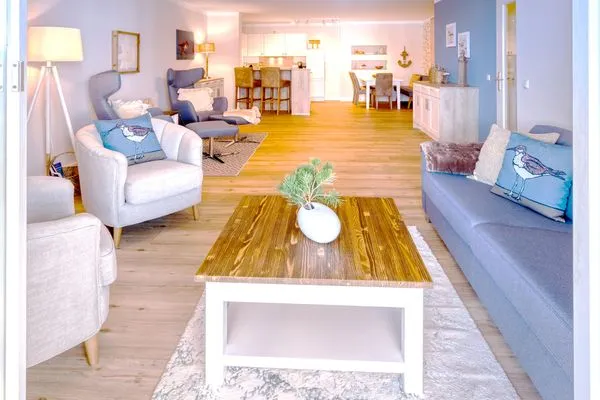 Ferienwohnung Strandläufer Aparthotel Zingst - Wohnzimmer miKüchenzeile und Tresen  Strandläufer