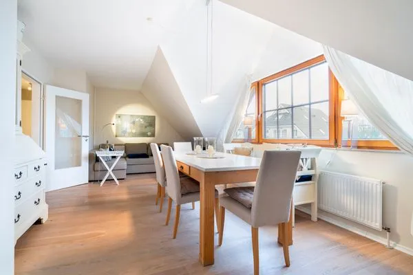 Wohnzimmer, Fernseher, Couch, Sofa, Esstisch, Bank, Kommode  Ferienwohnung "Haus am Kurpark App. 11"