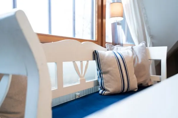 Wohnzimmer, Fernseher, Couch, Sofa, Esstisch, Bank, Kommode  Ferienwohnung "Haus am Kurpark App. 11"