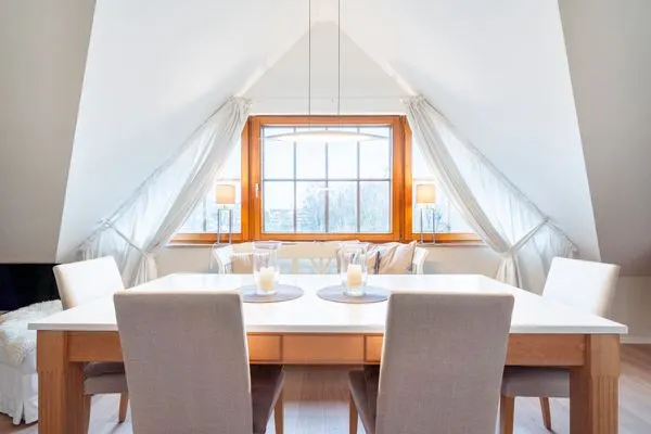 Wohnzimmer, Fernseher, Couch, Sofa, Esstisch, Bank, Kommode  Ferienwohnung "Haus am Kurpark App. 11"