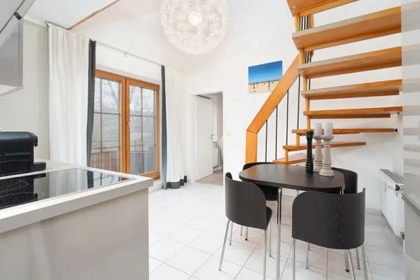 Küche, Wasserkocher, Mikrowelle, Kaffeemaschine, Küchenschrank, Spüle, Sitzecke, Esstisch, Treppe  Ferienwohnung "Haus am Kurpark App. 11"