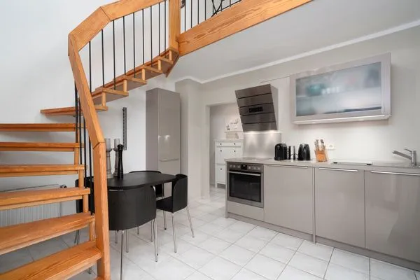 Küche, Wasserkocher, Mikrowelle, Kaffeemaschine, Küchenschrank, Spüle, Sitzecke, Esstisch, Treppe  Ferienwohnung "Haus am Kurpark App. 11"