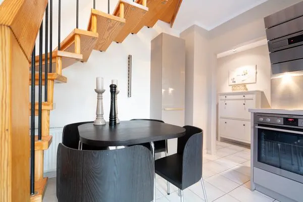 Küche, Wasserkocher, Mikrowelle, Kaffeemaschine, Küchenschrank, Spüle, Sitzecke, Esstisch, Treppe  Ferienwohnung "Haus am Kurpark App. 11"