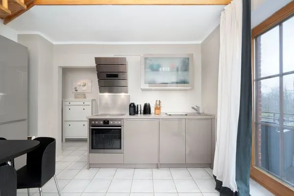 Küche, Wasserkocher, Mikrowelle, Kaffeemaschine, Küchenschrank, Spüle, Sitzecke, Esstisch, Treppe  Ferienwohnung "Haus am Kurpark App. 11"