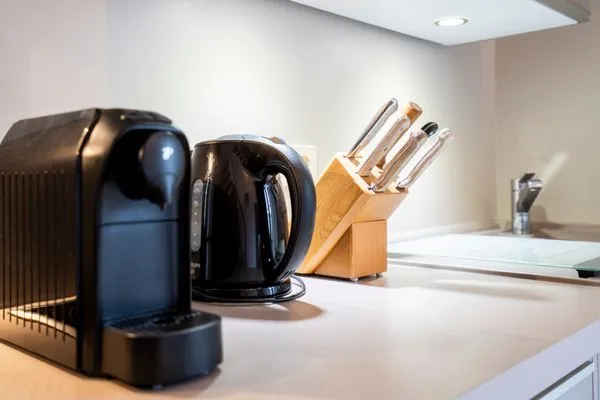 Küche, Wasserkocher, Mikrowelle, Kaffeemaschine, Küchenschrank, Spüle, Sitzecke, Esstisch, Treppe  Ferienwohnung "Haus am Kurpark App. 11"