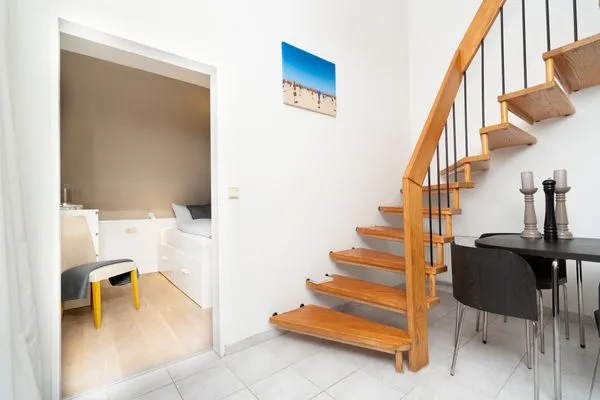 Küche, Wasserkocher, Mikrowelle, Kaffeemaschine, Küchenschrank, Spüle, Sitzecke, Esstisch, Treppe  Ferienwohnung "Haus am Kurpark App. 11"