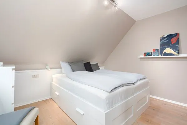 Bett, Doppelbett, Nachttisch, Schrank  Ferienwohnung "Haus am Kurpark App. 11"
