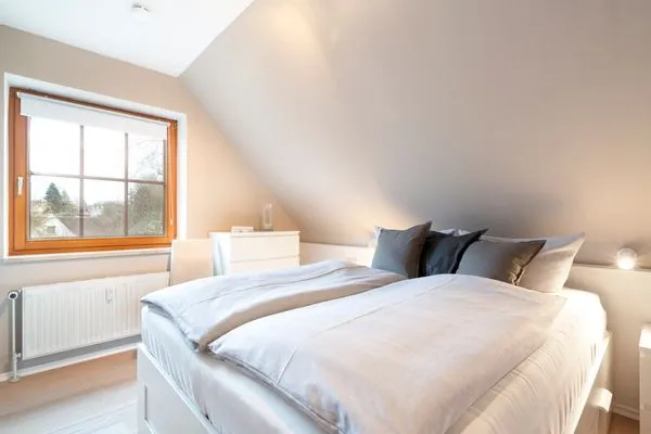 Bett, Doppelbett, Nachttisch, Schrank  Ferienwohnung "Haus am Kurpark App. 11"