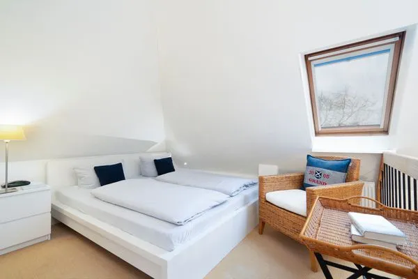 Bett, Doppelbett, Nachttisch, Schrank  Ferienwohnung "Haus am Kurpark App. 11"