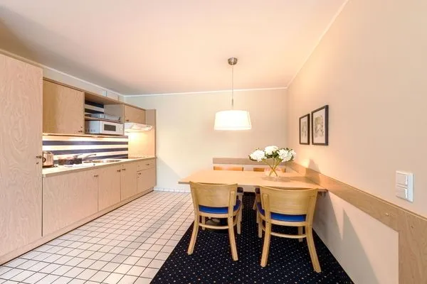 Ferienwohnung Strandhafer Aparthotel Zingst -  Küchenzeile mit Essbereich  Strandhafer