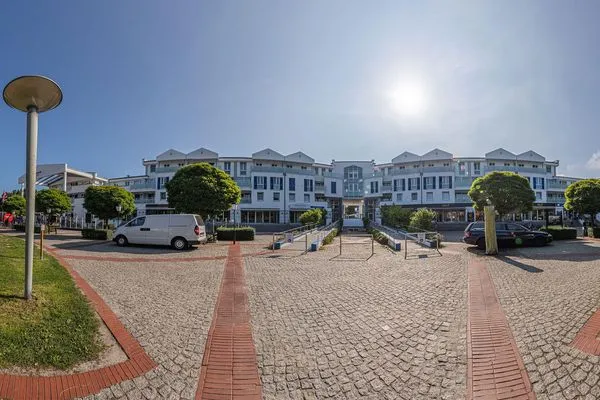 Ferienwohnung Herzmuschel Aparthotel Zingst - Außenansicht vom Haupthaus bei Sonnenschein  Herzmuschel