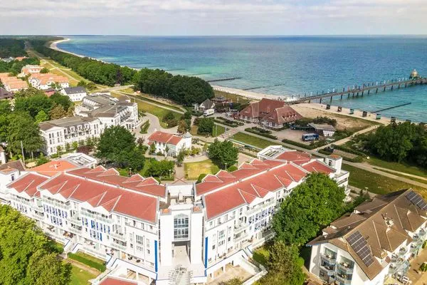 Ferienwohnung Herzmuschel Aparthotel Zingst - Drohnenaufnahme vom Haupthaus und der Umgebung  Herzmuschel
