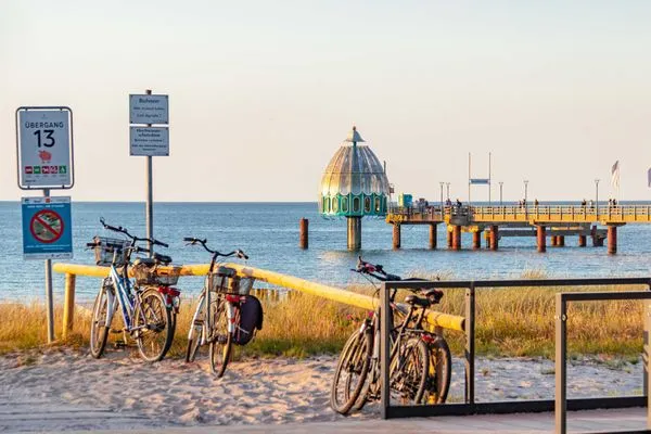 Ferienwohnung Herzmuschel Aparthotel Zingst - Seebrücke in Zingst mit Tauchgondel  Herzmuschel