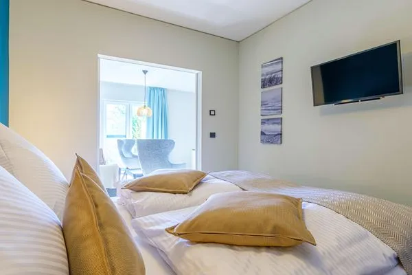 Ferienwohnung Achterndieck Ostseebad Wustrow - ZweiWasser Alte Seefahrtschule Schlafzimmer mit TV  Achterndieck