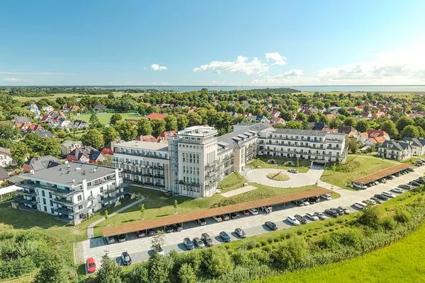 Ferienwohnung Swantovit Ostseebad Wustrow - ZweiWasser Alte Seefahrtschule Drohnenaufnahme Außenansicht  Swantovit