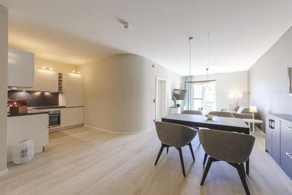 Ferienwohnung Swantovit Ostseebad Wustrow - ZweiWasser Alte Seefahrtschule Küche und Essbereich  Swantovit