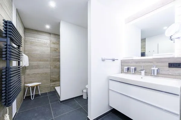 Ferienapartment Ostseestuv Wustrow – Modernes Badezimmer mit ebenerdiger Dusche und stilvollem Design  Ostseestuv