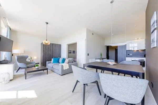 Ferienwohnung Große Welle Ostseebad Wustrow - ZweiWasser Alte Seefahrtschule Essbereich und Wohnzimmer  Große Welle