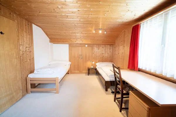 Bedroom with two single beds  Chalet Chapfwald
