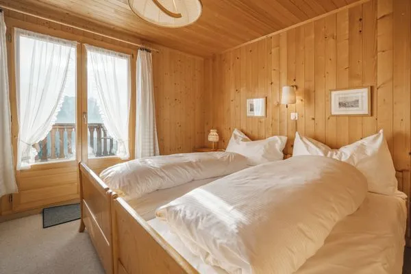 Schlafzimmer mit Doppelbett  Chalet Engihalde