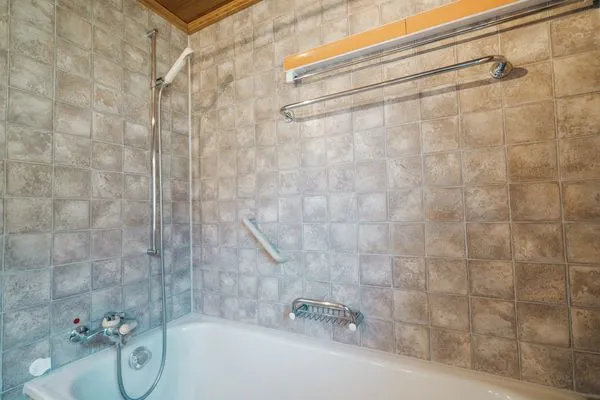 Badezimmer mit Badewanne  Chalet Engihalde