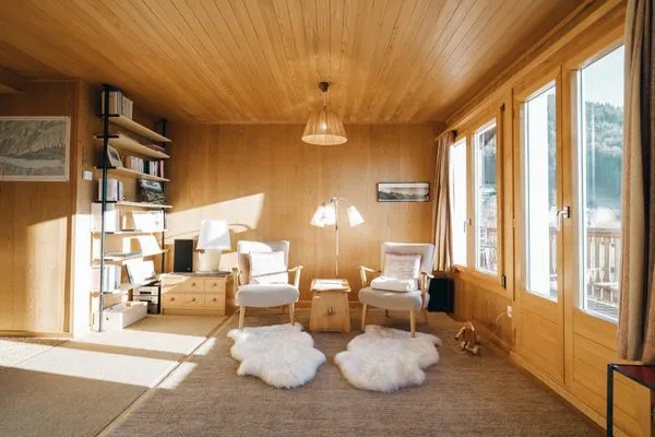 Wohnzimmer mit Sessel  Chalet Engihalde