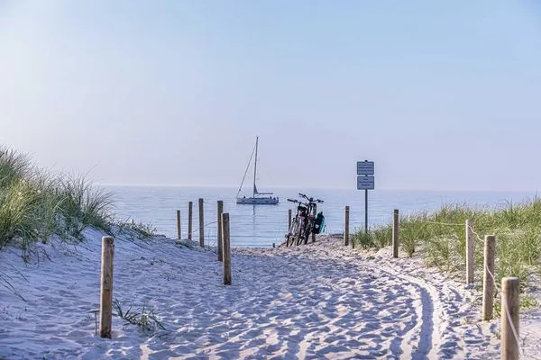Ferienwohnung Kleine Welle Ostseebad Wustrow – Drohnenaufnahme von der Alten Seefahrtschule mit Blick auf den feinen Ost  Kleine Welle